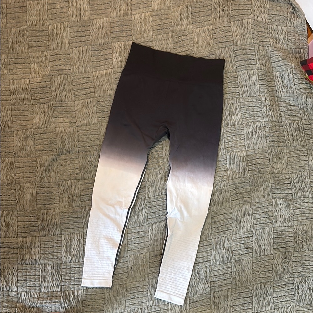 ZYIA Gradient Fade Leggings - Black and White